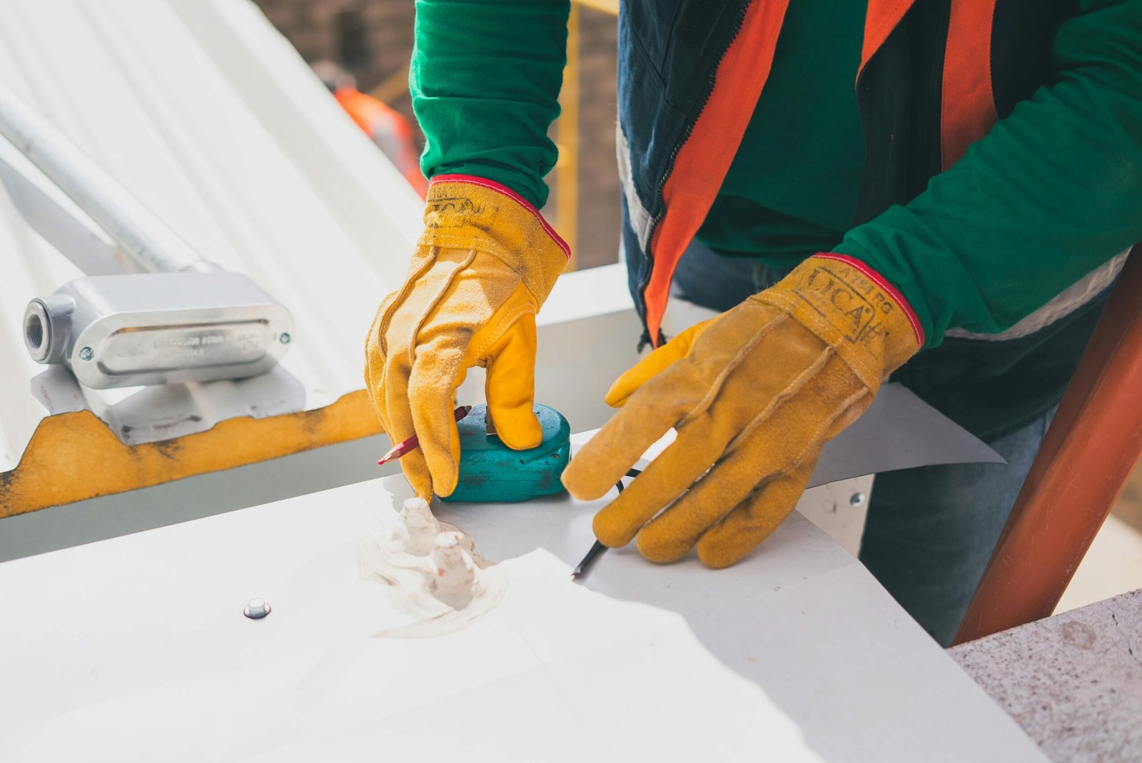 Artisan couvreur Besançon impliqué à chaque étape, de la visite gratuite au chantier finalisé, avec conseils personnalisés et engagement qualité