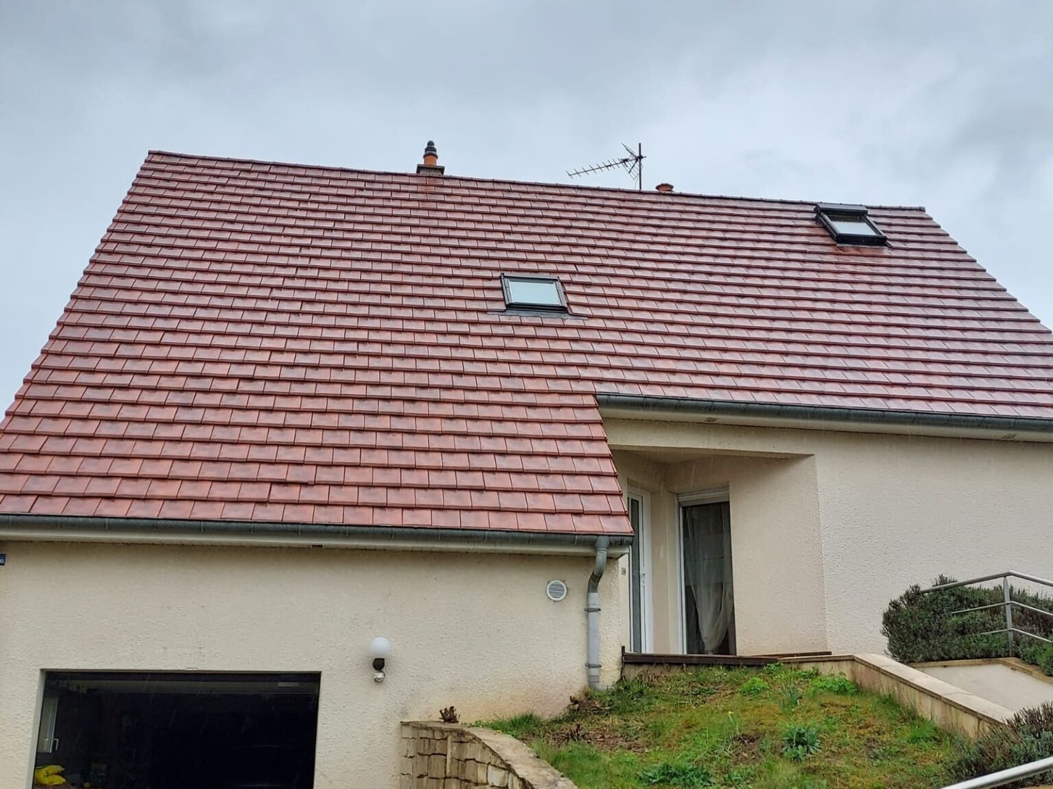 Démoussage toiture Besançon avec traitement hydrofuge et fongicide