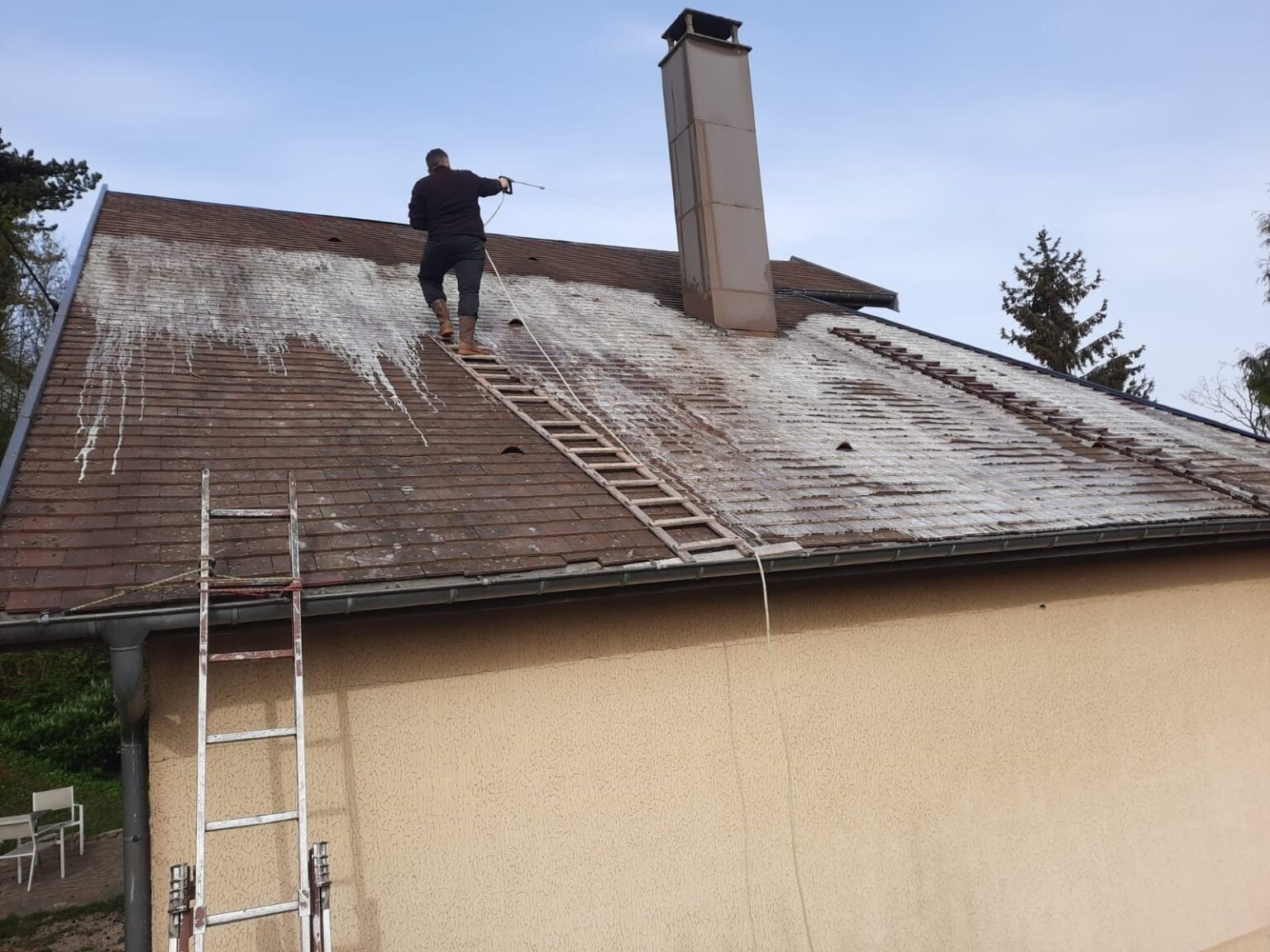 Réalisation par artisan couvreur Besançon NB Démoussage avec pose de tuiles et zinguerie