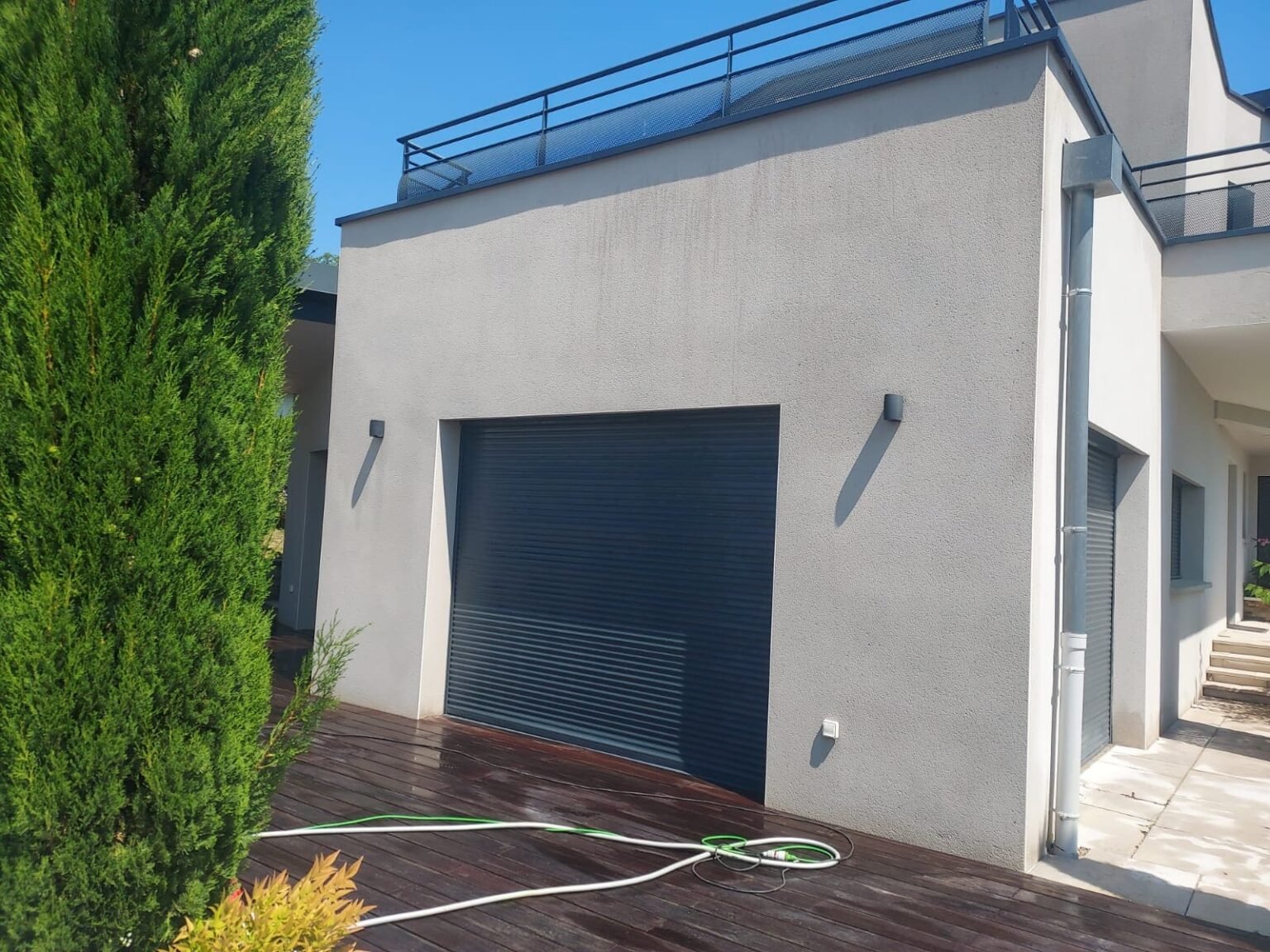 Ravalement façade Besançon réalisé par un artisan local avec échafaudage