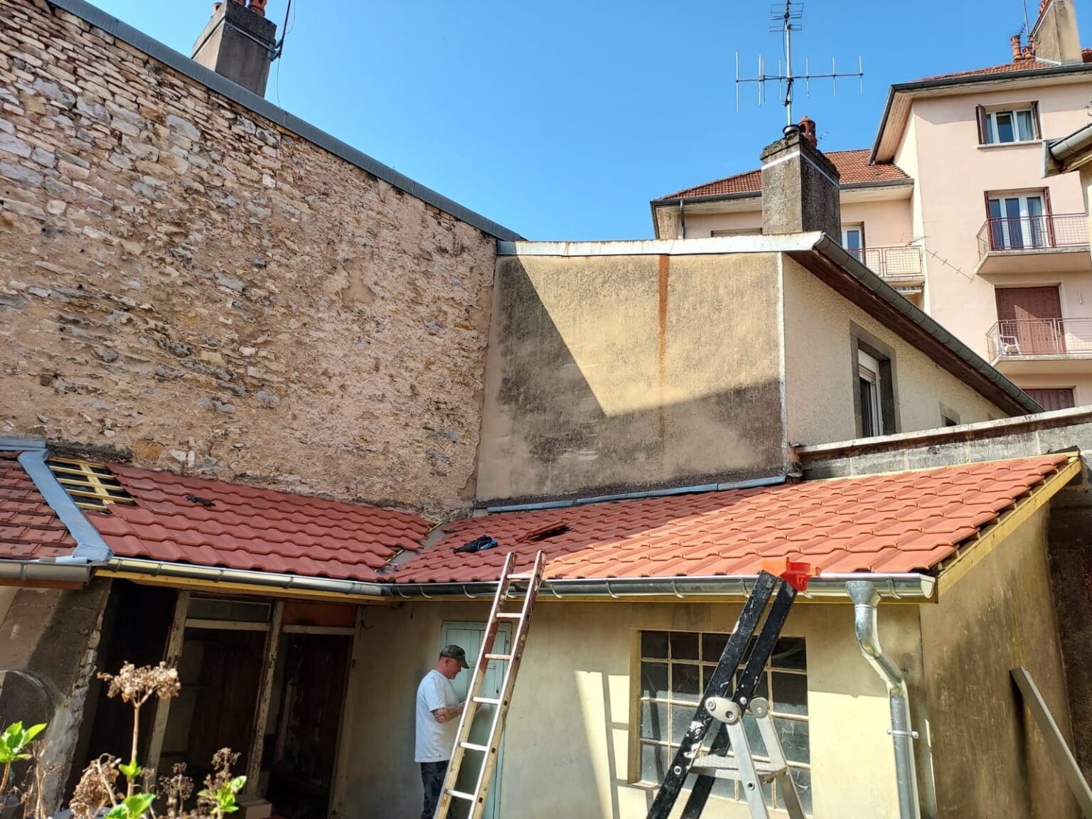 Urgence toiture Besançon après sinistre ou tempête – Bâchage et mise en sécurité