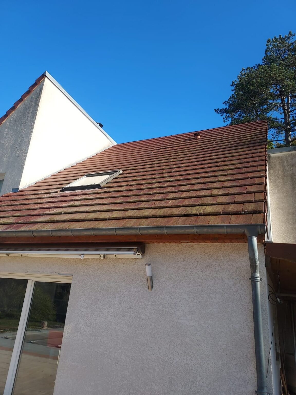 Pose Velux Besançon adaptée à tous types de toitures : tuiles, ardoises, bac acier