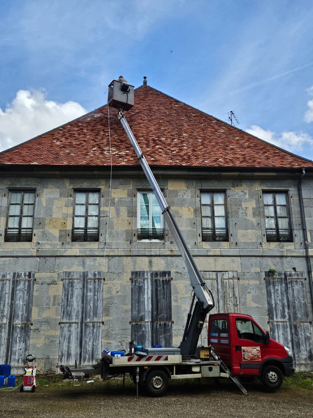 Démoussage toiture Besançon avec nettoyage doux et efficace