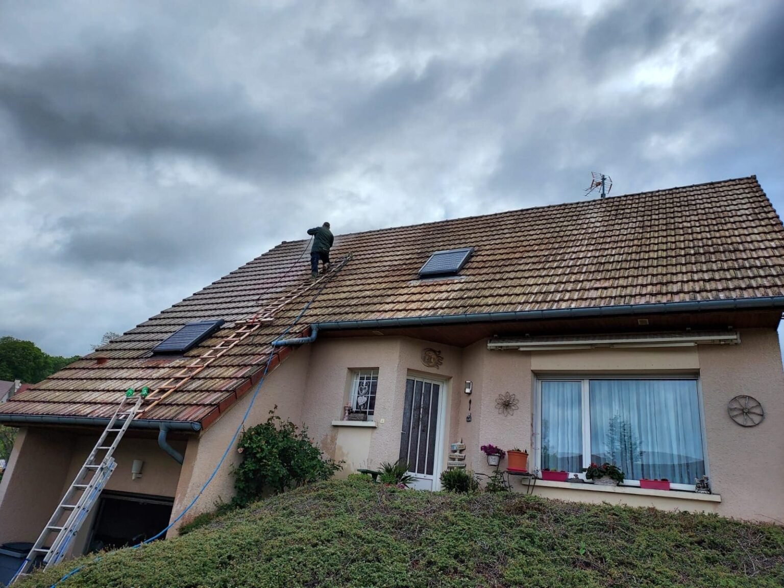 Démoussage toiture Besançon avec nettoyage doux et sécurisé
