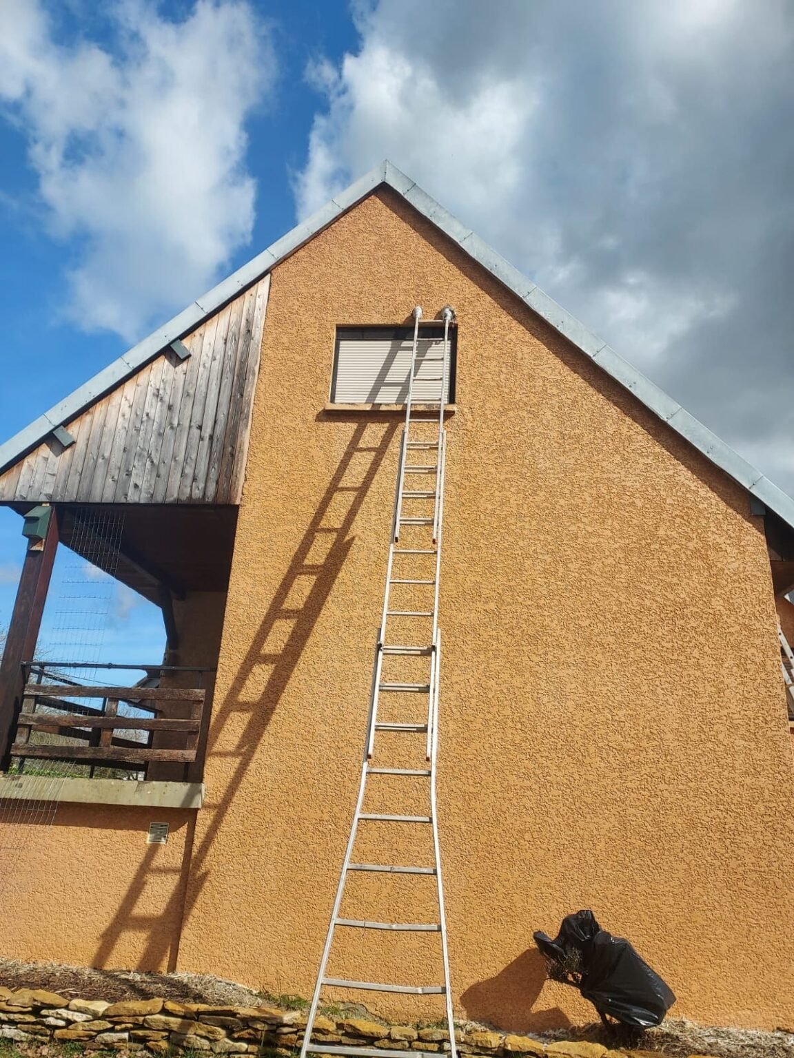 Ravalement façade Besançon avec reprise de fissures et peinture décorative