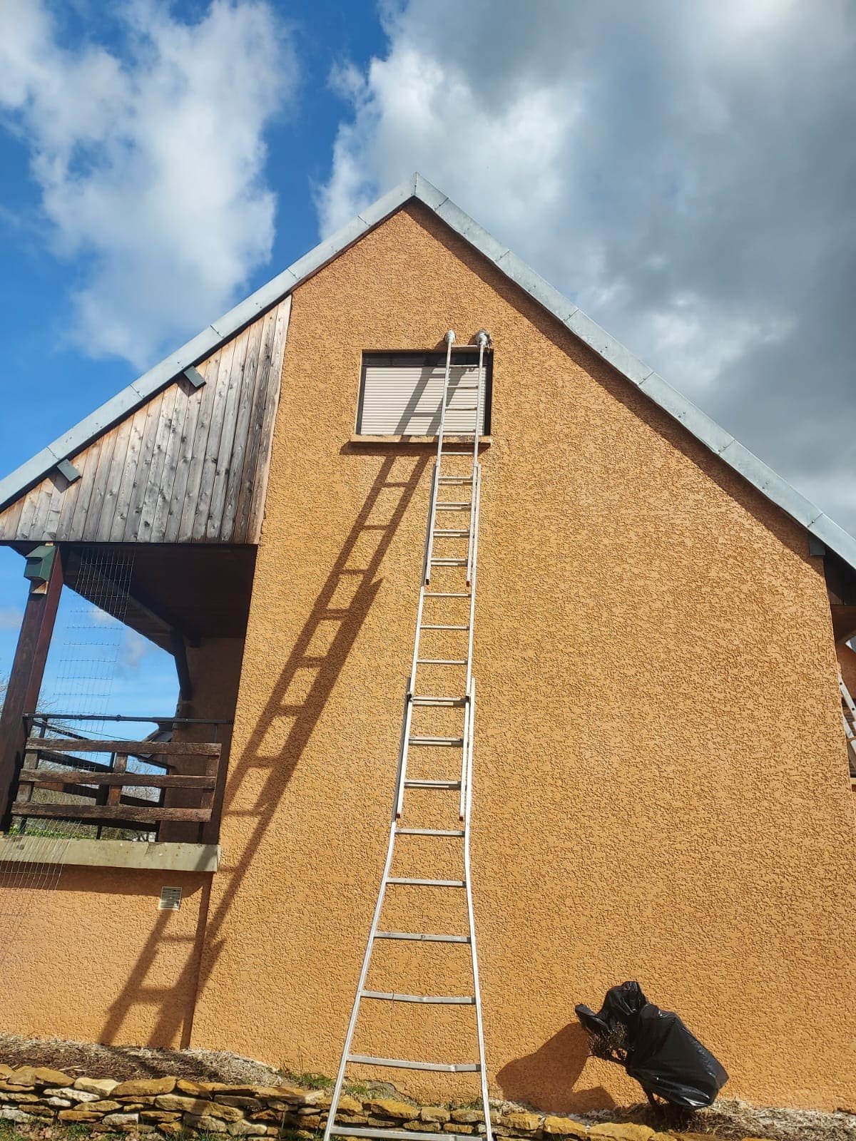 Ravalement façade Besançon avec reprise de fissures et peinture décorative