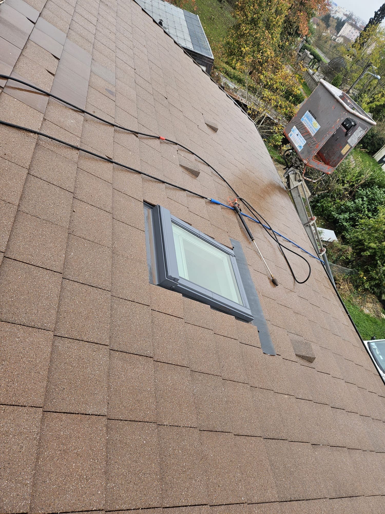 Pose Velux Besançon avec raccords étanches et intégration parfaite à la toiture