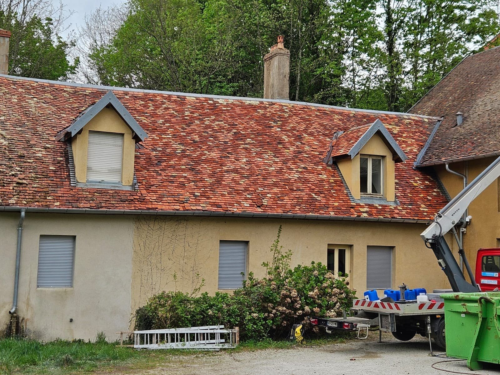 Pose de couvertine Besançon et finitions de petits travaux toiture