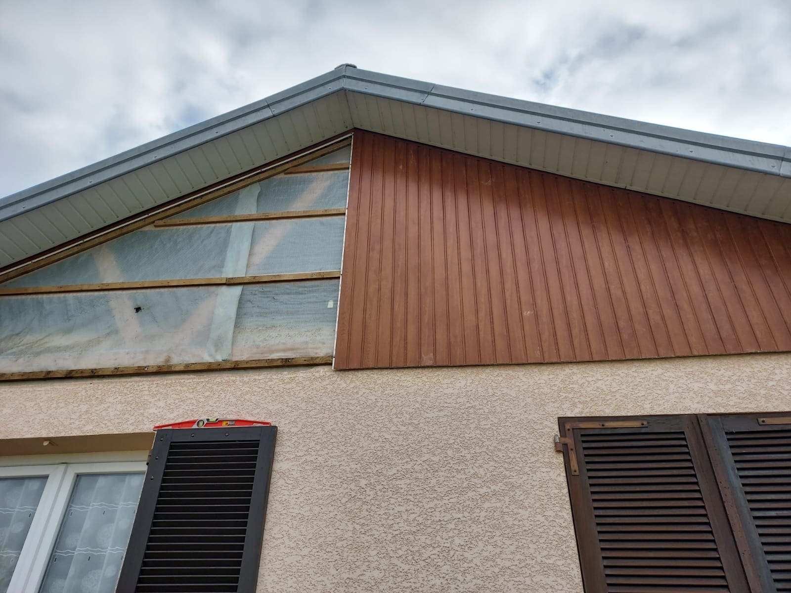 Habillage débords de toit Besançon avec planches de rives en alu ou PVC