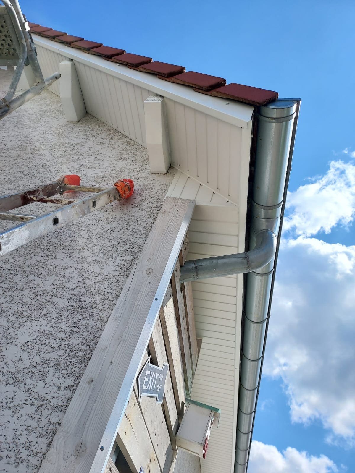 Habillage débords de toit Besançon avec rénovation frisette bois ou pose PVC
