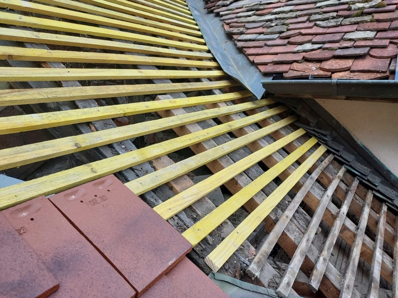 Rénovation couverture Besançon – tuiles anciennes et charpente respectée