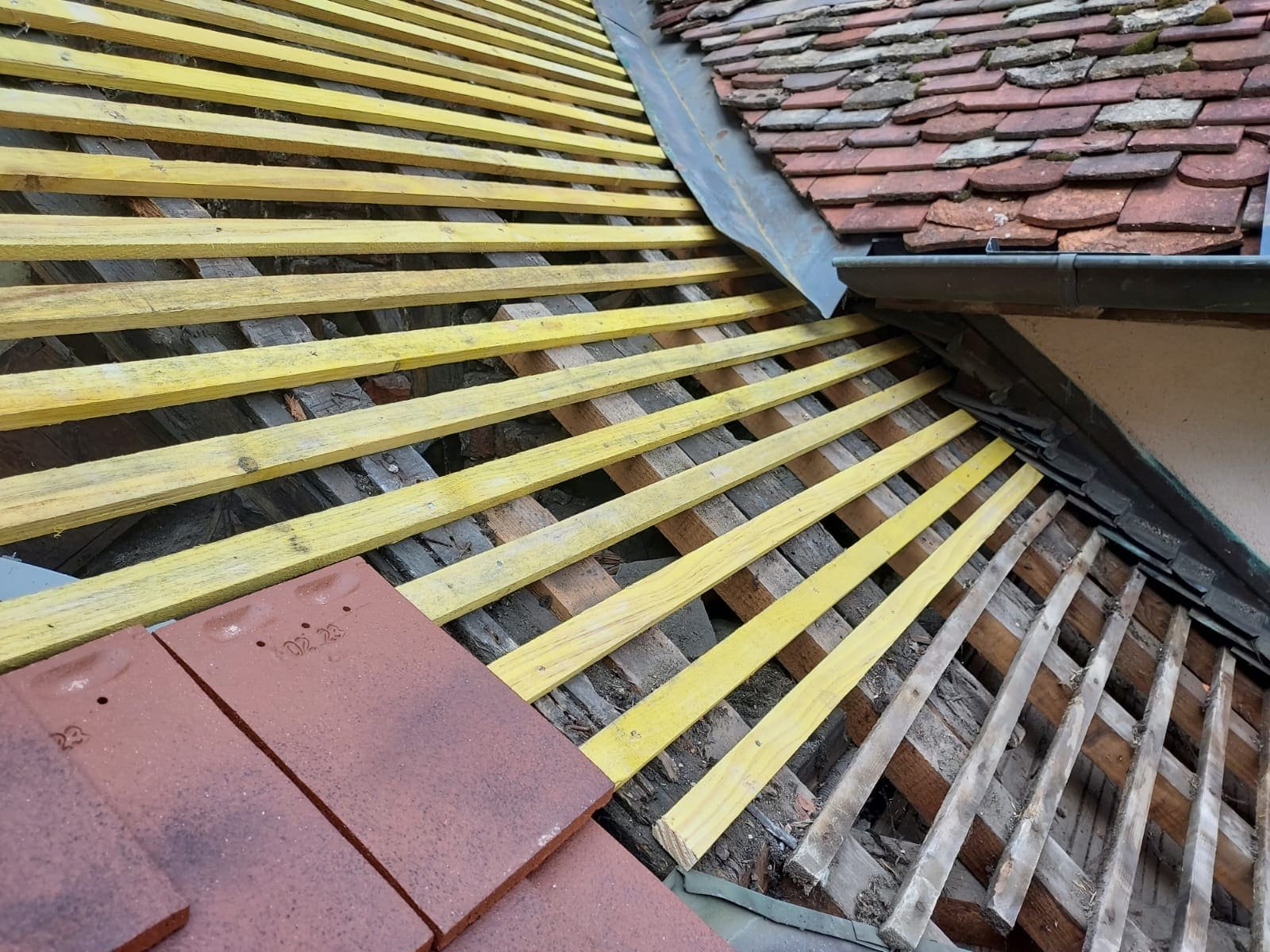 Rénovation couverture Besançon – tuiles anciennes et charpente respectée