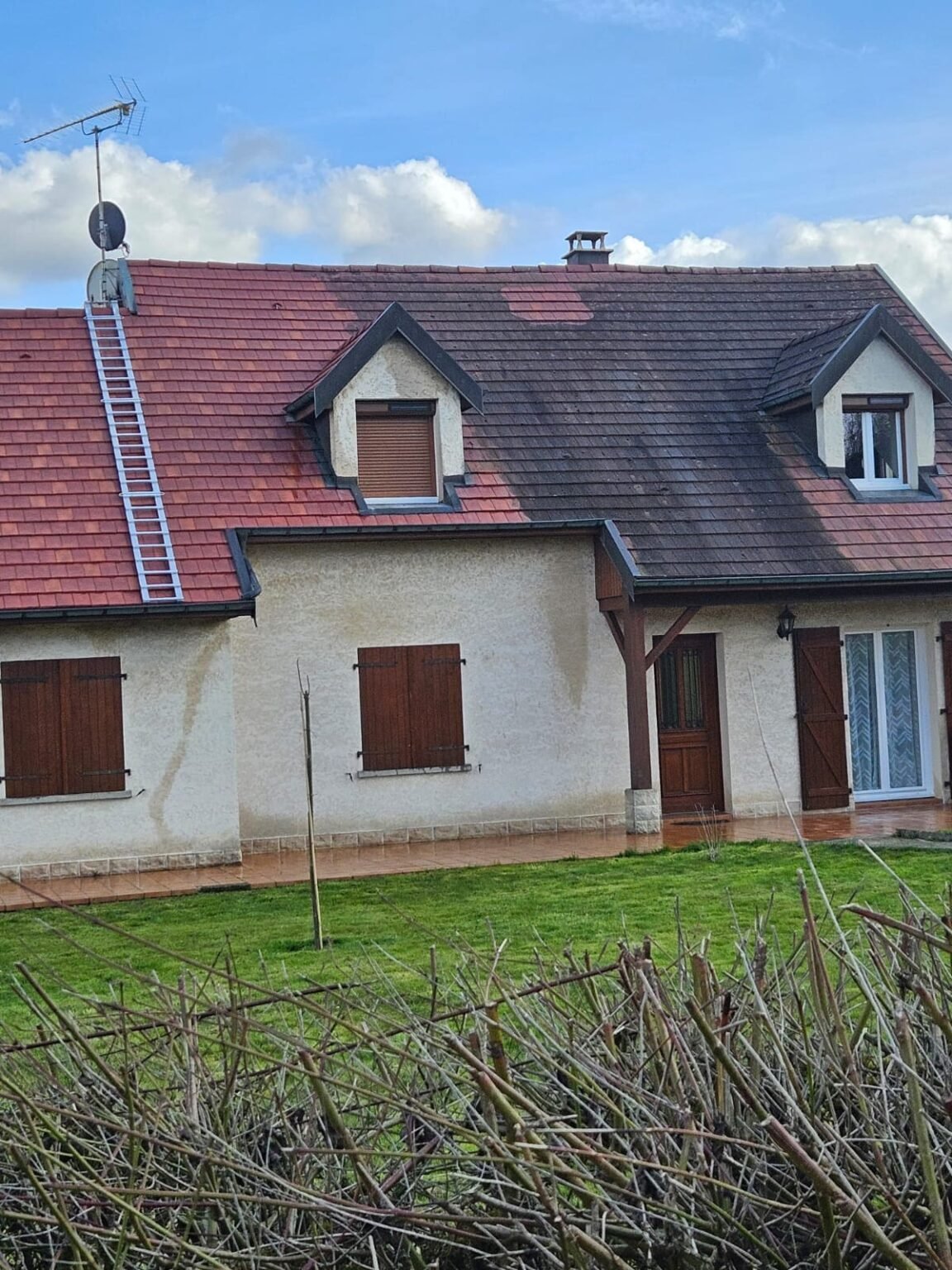 Démoussage toiture Besançon contre mousse et infiltrations