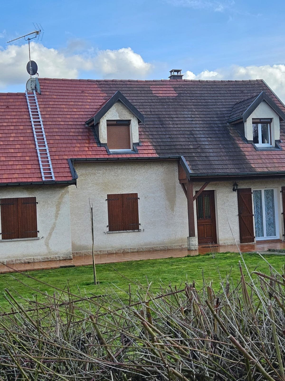 Démoussage toiture Besançon contre mousse et infiltrations