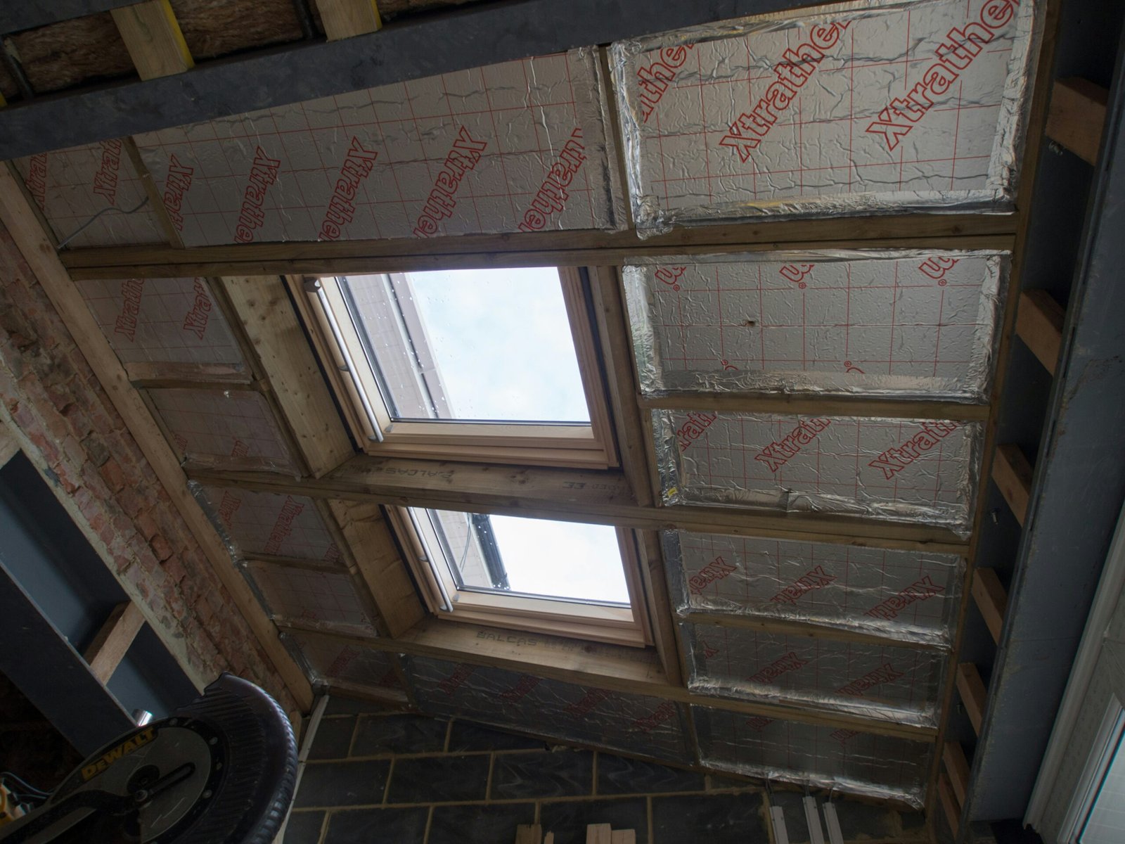 Pose Velux Besançon avec vitrage confort, triple vitrage ou stores occultants selon vos besoins